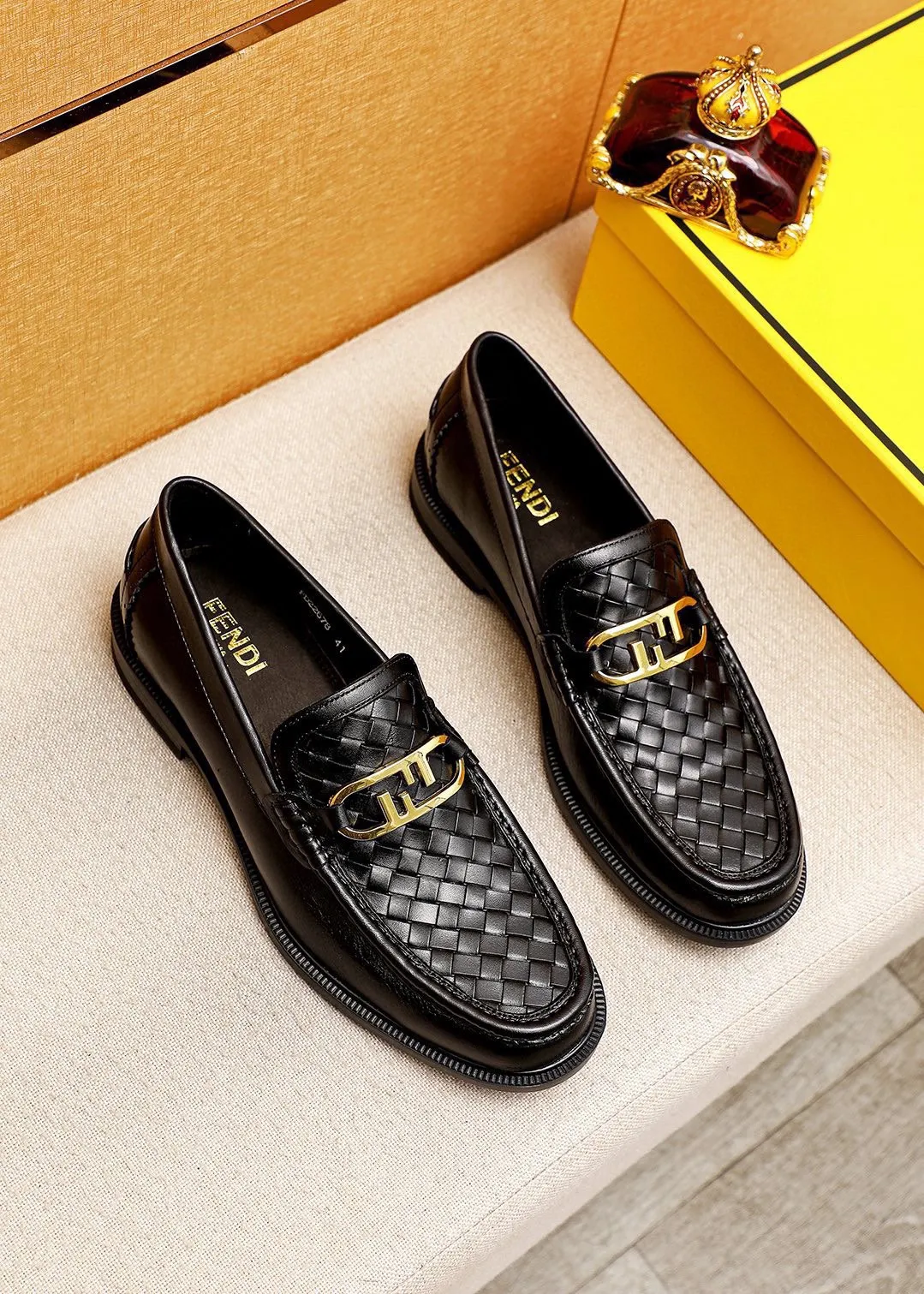 Men's shoes 💰460 💐 Product trademark: FENDI [Fendi] casual leather shoes Regular size: 38-44 (45🉑️customized) Product materials: Selected imported first-layer cowhide embossed upper + luxury hardware buckle, imported cowhide lining. Strong three-dimensional visual effect, rubber outsole Color: 1⃣️color optional